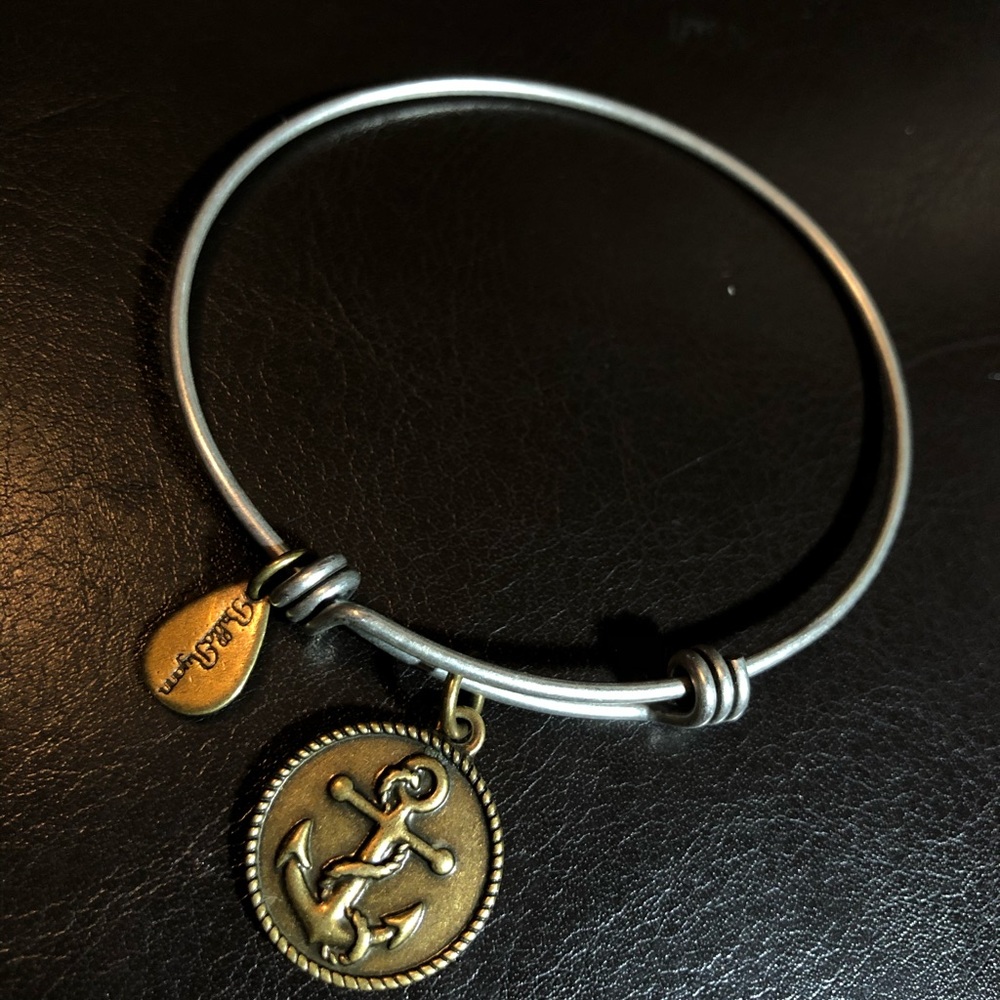 Anchor charm bracelet